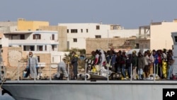ພວກອົບພະຍົບບາງຄົນ ທີ່ຖືກຊ່ອຍກູ້ຊີວິດ ເດີນທາງໄປຮອດທ່າເຮືອ ເກາະ Lampedusa, ພາກໃຕ້ຂອງອີຕາລີ ວັນທີ 2 ພຶດສະພາ,
2015. 