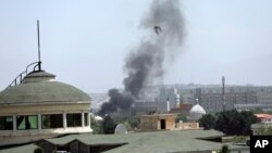 Asap mengepul di samping Kedutaan Besar AS di Kabul, Afghanistan, Minggu, 15 Agustus 2021. (Foto: AP)