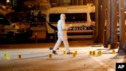 Expertos forenses investigan la escena del crimen después de un tiroteo fatal en el que un agente de policía fue asesinado junto con un atacante en la avenida de los Campos Elíseos en París, Francia, el 21 de abril de 2017. 