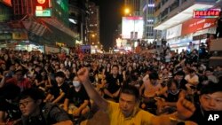 Ribuan demonstran pro-demokrasi berkumpul di distrik Mongkok di Hong Kong (29/9). (AP/Vincent Yu)