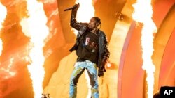 Rapper Travis Scott ketika tampil dalam konsernya di Houston, Texas Jumat malam (5/11). 