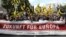 Arhiva - Demonstranti nose transparent "Budućnost za Evropu" tokom protesta ekstremno desničarkog pokreta Identitarian, u Berlinu, 17. juna 2017.