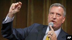 Bill de Blasio, kandidat terdepan dari Partai Demokrat untuk walikota New York berbicara dalam salah satu forum di New York (foto: dok). 