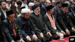 Presiden Iran Ebrahim Raisi, ketiga kiri, melaksanakan shalat Dzuhur di Masjid Istiqlal di Jakart, hari Rabu, 24 Mei 2023.