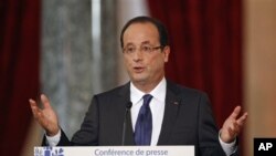 Presiden Perancis Francois Hollande dalam jumpa pers di Paris (13/11). Perancis menjadi negara Eropa pertama yang mengakui keberadaan Koalisi Oposisi Suriah sebagai satu-satunya wakil sah rakyat Suriah dan pemerintah masa depan Suriah yang demokratis.