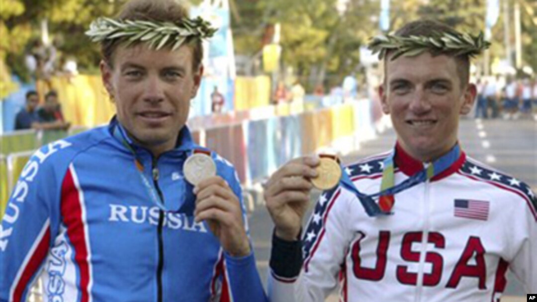 Pebalap sepeda AS Tyler Hamilton (kanan) peraih emas, dan atlet Rusia Viatcheslav Ekimov (perak) dalam Olimpiade Athena 2004 (foto: dok). Hamilton mengaku memakai doping dalam Olimpiade Athena. 