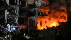 Orang-orang berkerumun di dekat gedung yang baru terkena serangan udara Israel di Beirut, Lebanon, 10 Oktober 2024. (Foto: Bilal Husein/AP Photo)