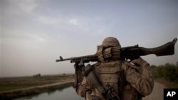 Yon sòlda Lamarin Ameriken nan Afganistán. Foto: 25 aout 2011. (AP/Brennan Linsley, File)