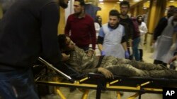 Un garçon blessé lors de frappes aériennes est amené à l'hôpital de la ville d'Idleb, en Syrie, le 15 janvier 2020.