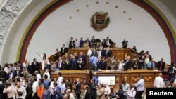 Suasana di Majelis Nasional Venezuela saat para pendukung Presiden Nicolas Maduro berupaya memasuki ruang sidang di Caracas, Venezuela, 23 Oktober 2016 (REUTERS/Marco Bello)