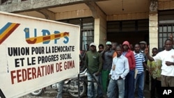 Des partisans d'Etienne Tshisekedi devant le bureau du parti à Goma