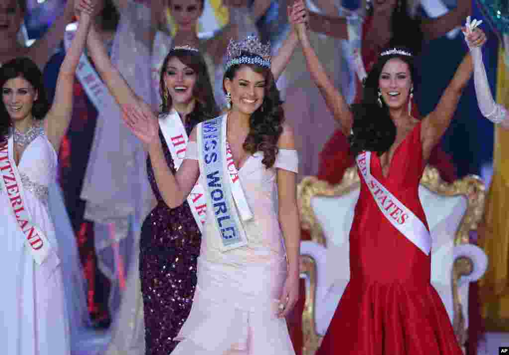 Autre photo de Miss Afrique du Sud saluant le public avec le sourire après avoir été élue Miss Monde 2014 sur la scène du Centre d&rsquo;exposition. Londres, 14 décembre. &nbsp;