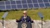 ARCHIVO - Se observan paneles solares al fondo mientras el presidente estadounidense Joe Biden habla durante una visita a Vernon Electric Cooperative en Westby, Wisconsin, EEUU, el 5 de septiembre de 2024.