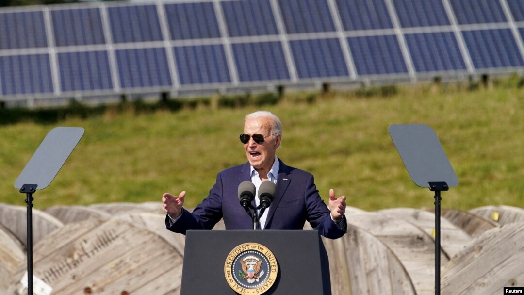 ARCHIVO - Se observan paneles solares al fondo mientras el presidente estadounidense Joe Biden habla durante una visita a Vernon Electric Cooperative en Westby, Wisconsin, EEUU, el 5 de septiembre de 2024.