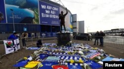 Vista general de los tributos al desaparecido futbolista argentino Emiliano Sala, afuera del estadio del equipo Cardiff City, en Escocia, con el que Sala iba a jugar en la Premier League.