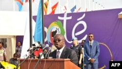 Le gouverneur de Kinshasa, André Kimbuta, prononce une allocution lors du sommet de la francophonie, au stade Matyrs à Kinshasa, le 9 octobre 2012.