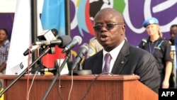 Le gouverneur de Kinshasa, André Kimbuta, prononce une allocution lors du sommet de la francophonie, au stade Matyrs à Kinshasa, le 9 octobre 2012.