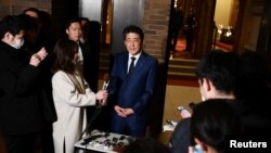 El primer ministro de Japón, Shinzo Abe, habla con los periodistas frente a la residencia del primer ministro en Tokio, Japón, el 24 de marzo de 2020 después de una llamada telefónica con el presidente del COI, Thomas Bach, sobre el aplazamiento de los Juegos Olímpicos.