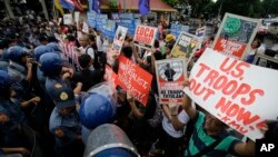 La policía bloqueó a manifestantes que trataban de acercarse a la embajada de EE.UU. en Manila, el martes, 4 de octubre de 2016.