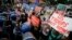 La policía bloqueó a manifestantes que trataban de acercarse a la embajada de EE.UU. en Manila, el martes, 4 de octubre de 2016.