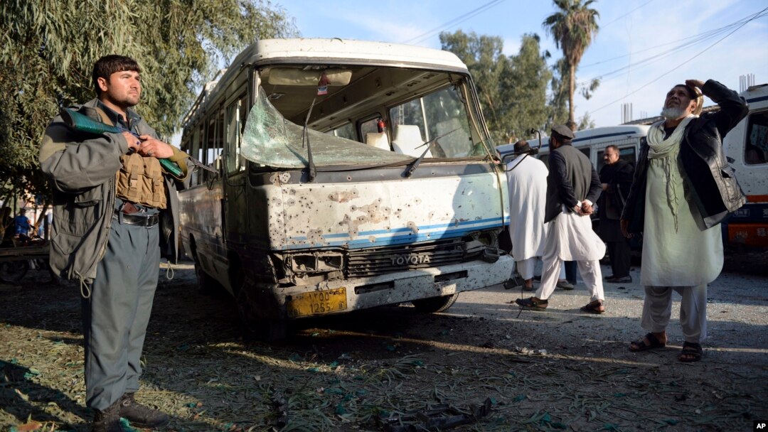 Polisi Afghanistan mengamankan lokasi serangan bunuh diri di provinsi Nangarhar, Afghanistan timur, Kamis (23/11). 