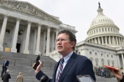 El representante Thomas Massie, republicano por Kentucky, frente al Capitolio en Washington, D.C., el 27 de marzo de 2020.