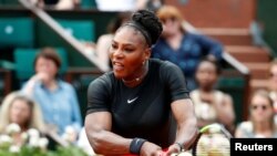 Serena Williams dalam set pertama laga melawan petenis Ceko, Kristyna Pliskova, di turnamen tenis Perancis Terbuka, Perancis, 29 Mei 2018. 