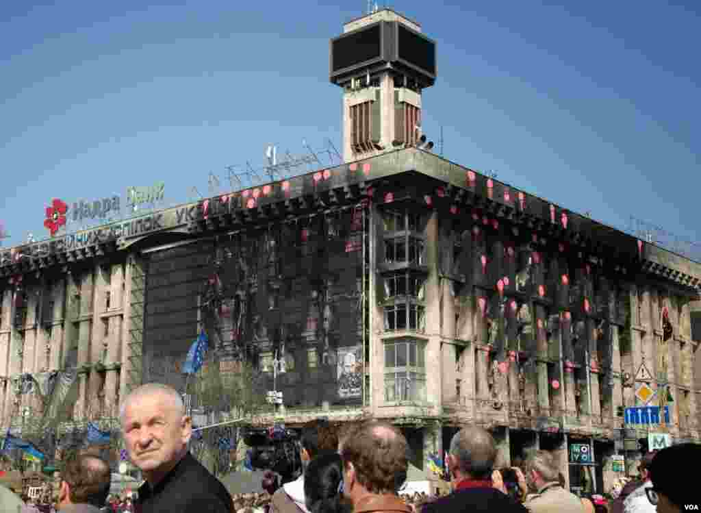 Un edificio muestra las quemaduras de las violentas protestas que llevaron a la salida del gobierno de Ucrania. (Steve Herman/VOA)