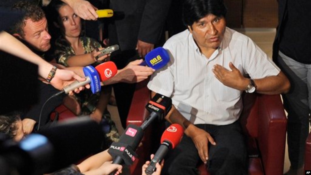 Tổng thống Bolivia Evo Morales nói chuyện các nhà báo tại sân bay Schwechat, Áo, 3/7/13