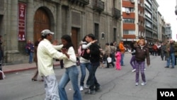 La cumbia es la única música que aún se baila de a dos en Uruguay, según Ernesto Rizzo.