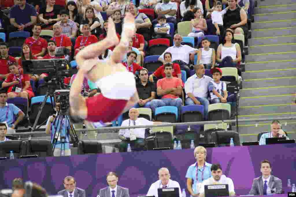 Milli Gimnastika Arenasında Qadin və Kişilərdən ibarət akrobatika