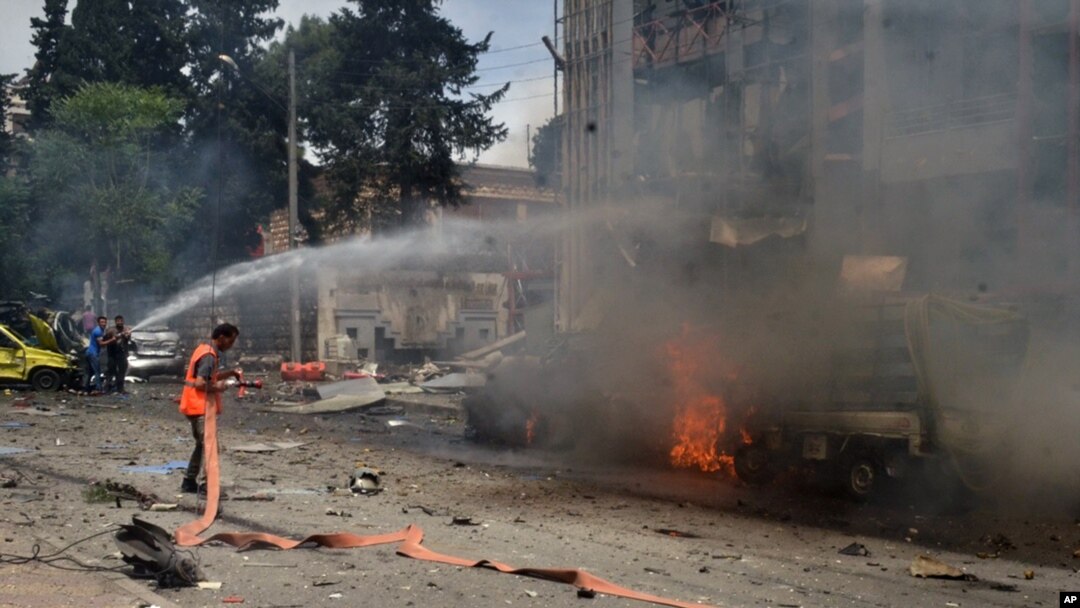 En Muhafaza, una zona central de Aleppo, en Siria, varios cohetes impactaron el hospital Dubeet, causando la muerte a 4 personas y heridas a por lo menos 30, la mayoría mujeres y niños, según un funcionario de salud.