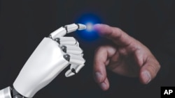 En esta imagen publicada el miércoles 13 de noviembre de 2024, se ve una mano robótica en contacto con una mano humana sobre un fondo oscuro, lo que simboliza el concepto de conexión entre humanos y robots.