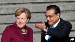 Thủ tướng Trung Quốc Lý Khắc Cường trong buổi lễ chào đón Thủ tướng Đức Angela Merkel bên ngoài Đại sảnh đường Nhân dân ở Bắc Kinh, ngày 29/10/2015.