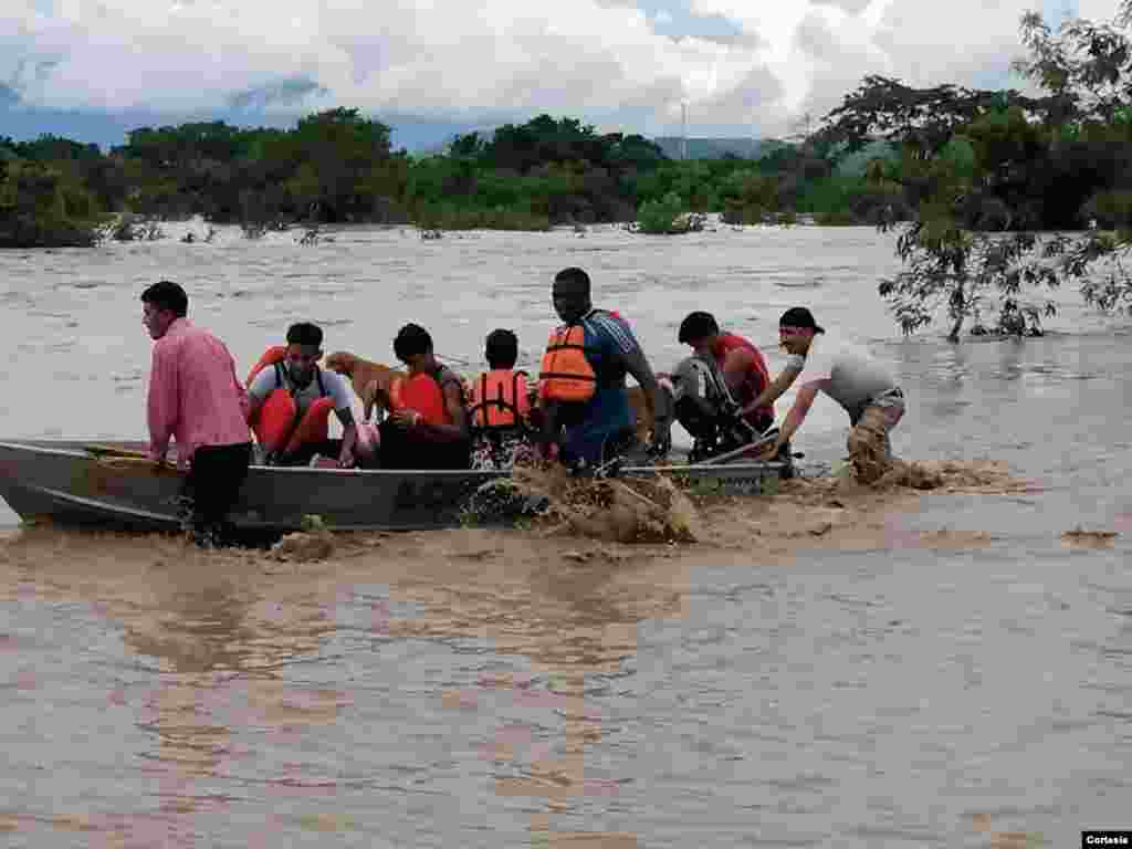 Autoridades y Cuerpos de Socorro contin&#250;a el rescate de personas afectadas por el paso de Eta en la zona de La Lima, Cort&#233;s en Guatemala. Foto cortes&#237;a Gobierno de Guatemala.