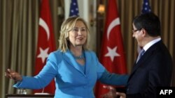 Davutoğlu ve ABD Dışişleri Bakanı Hillary Clinton geçen yıl İstanbul'da görüşürken