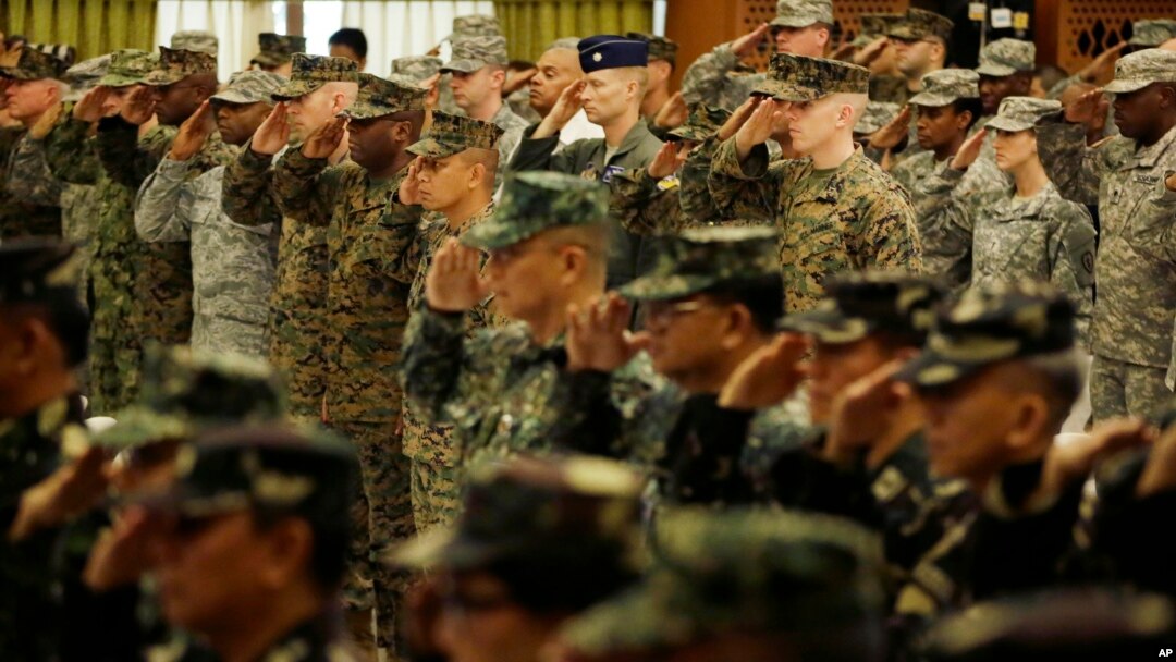 Pasukan AS dan Filipina memberikan hormat dalam upacara pembukaan latihan militer "Balikatan 2015" di Camp Aguinaldo, pinggiran Quezon city, timur laut Manila (20/4). (AP/Bullit Marquez)