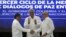 El presidente de Cuba, Miguel Díaz-Canel, aplaude mientras el presidente de Colombia, Gustavo Petro (izq) y el comandante del ELN, Antonio García, se dan la mano durante la firma del alto al fuego bilateral entre el gobierno y la guerrilla, en La Habana, el 9 de junio de 2023.