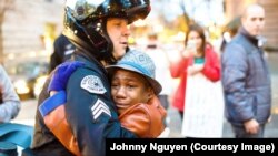 Bức ảnh cảnh sát Bret Barnum ôm em Devonte Hart được xem là một biểu tượng hòa bình ở Hoa Kỳ