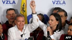 Maria Corina Machado, líder da oposição na Venezuela, (dir) e Edmundo Gonzalez Urrutia, candidato presidencial (esq), 29 julho 2024.