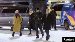 2023年11月20日，芬兰总理佩特里·奥尔波和芬兰边防军司令帕西·科斯塔莫瓦拉抵达芬兰东部库赫莫的瓦蒂乌斯过境点参加新闻发布会。
（路透社图片）