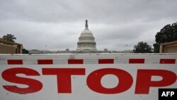 Sebuha palang lalu lintas terlihat dipasang di depan Gedung Capitol di Washington, DC, pada 28 September 2023. (Foto: AFP/Mandel Ngan)