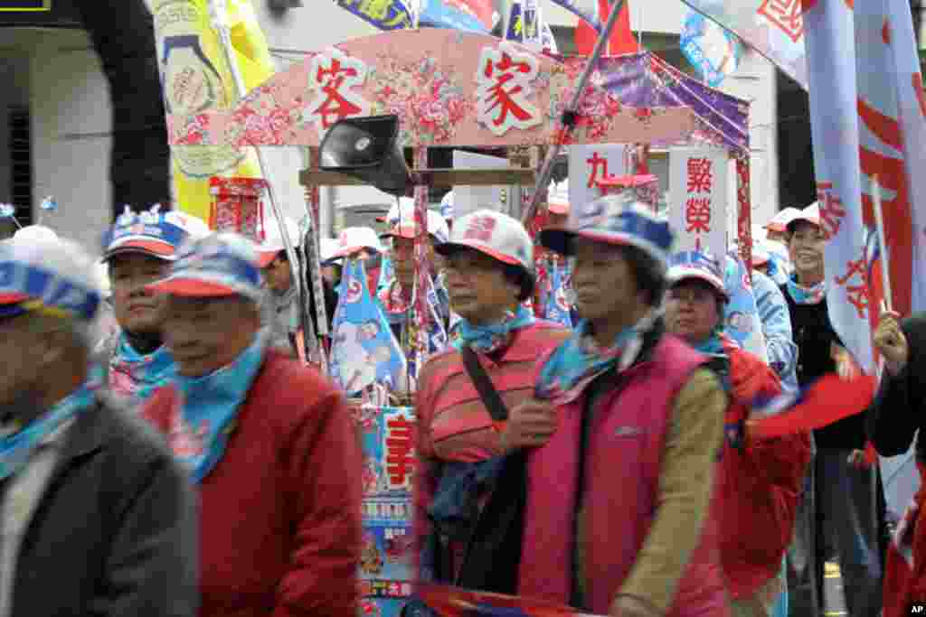 国民党1月8号在台北举行“为台湾赞出来”大游行(美国之音赵婉成拍摄)