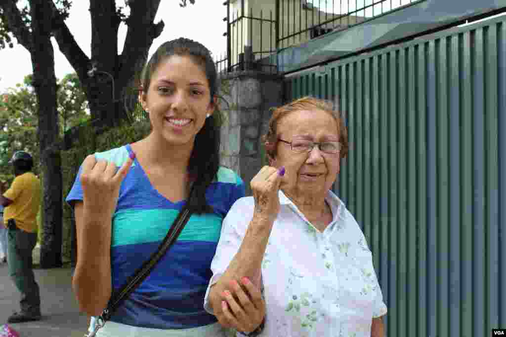 Dos generaciones de mujeres se unen para salir&nbsp; a votar por el nuevo presidente que dirigir&aacute; el destino de Venezuela. [Foto: Iscar Blanco, VOA]