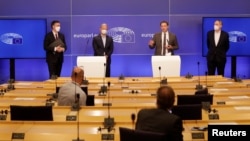 Anggota Parlemen Eropa David Mcallister, Ketua Komite Urusan Luar Negeri, Andreas Schieder, Christophe Hansen dan Bernd Lange, Ketua Komite Perdagangan Internasional, dalam konferensi pers di di Parlemen Eropa, Brussel, Belgia, 27 April, 2021. (Olivier Hoslet / Pool via REUTERS)