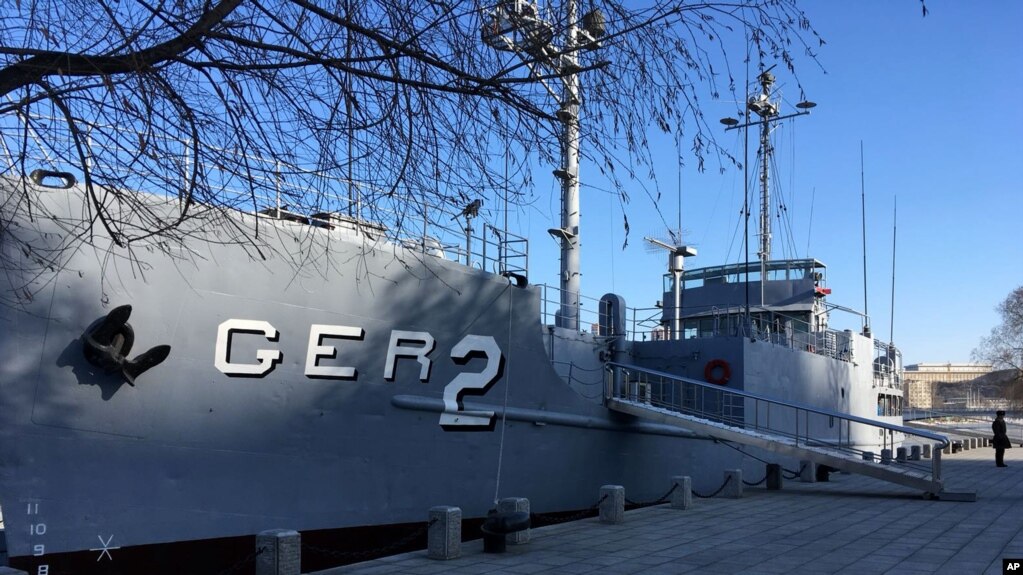 资料照片：在朝鲜平壤展出的美国“普韦布洛号”（USS Pueblo）情报船（2018年1月24日）(photo:VOA)