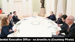 ستیف ویتکاف، فرستادۀ ویژۀ ایالات متحده در جریان دیدار با ولادیمیر پوتین، رییس جمهور روسیه