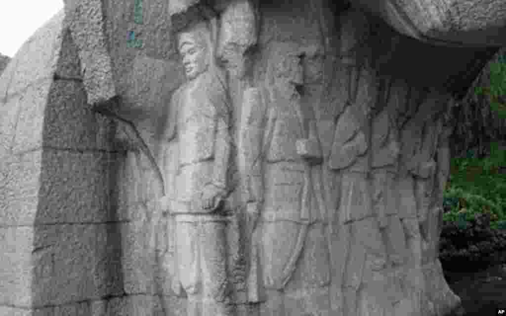 红军突破湘江烈士纪念碑园群雕细部