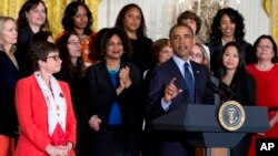 Varias mujeres, entre ellas la consejera presidencial Valerie Jarrett (izq.) acompañaron al presidente durante el acto en la Casa Blanca.