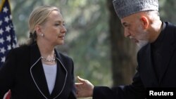 Hillary Clinton y el presidente afgano, Hamid Karzai, este sábado en Kabul.